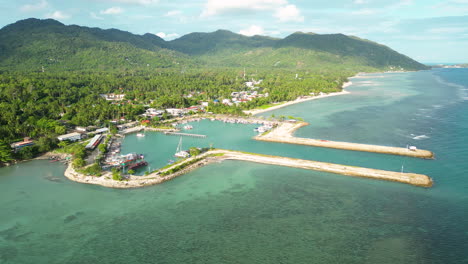el muelle tai baan o muelle huatean en la isla de phangan, tailandia, vista aérea