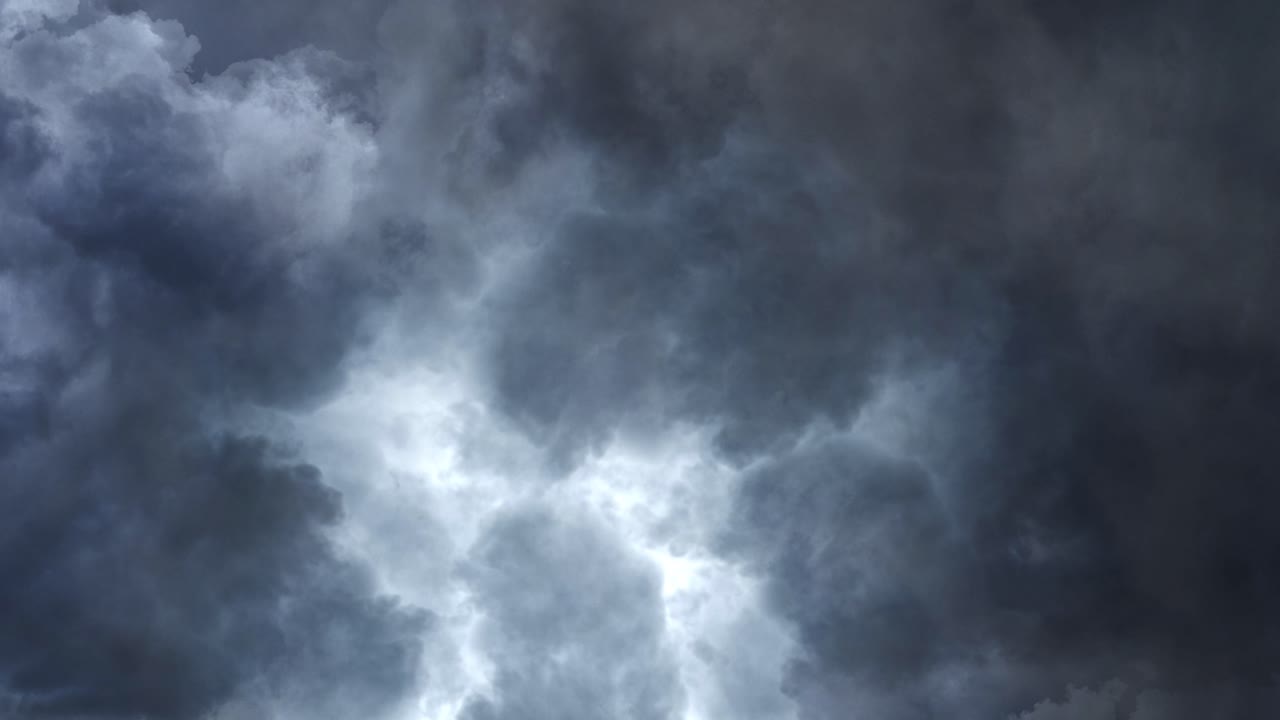 Nuvole oscure e drammatiche