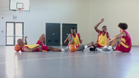 Diversos-Jugadores-De-Baloncesto-Se-Relajan-En-La-Cancha