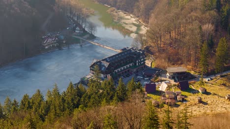 paisaje de lago de montaña