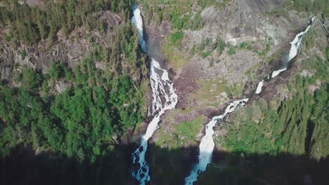 un dron inclinado hacia abajo disparó sobre dos grandes cascadas en noruega, filmado en 4k