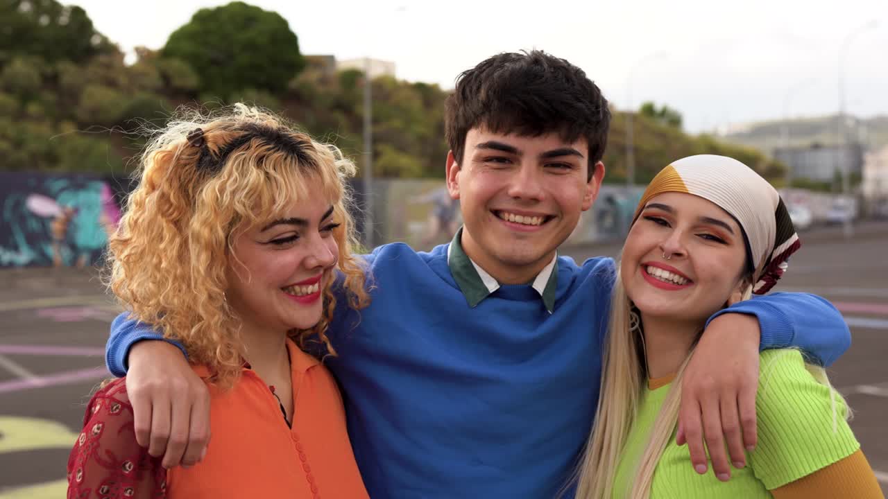 jóvenes diversos divirtiéndose en la ciudad