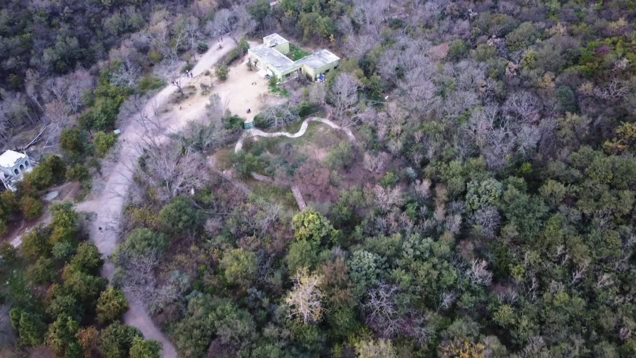 현지인들은 이슬라마바드의 마르갈라 언덕을 걷고 있습니다.