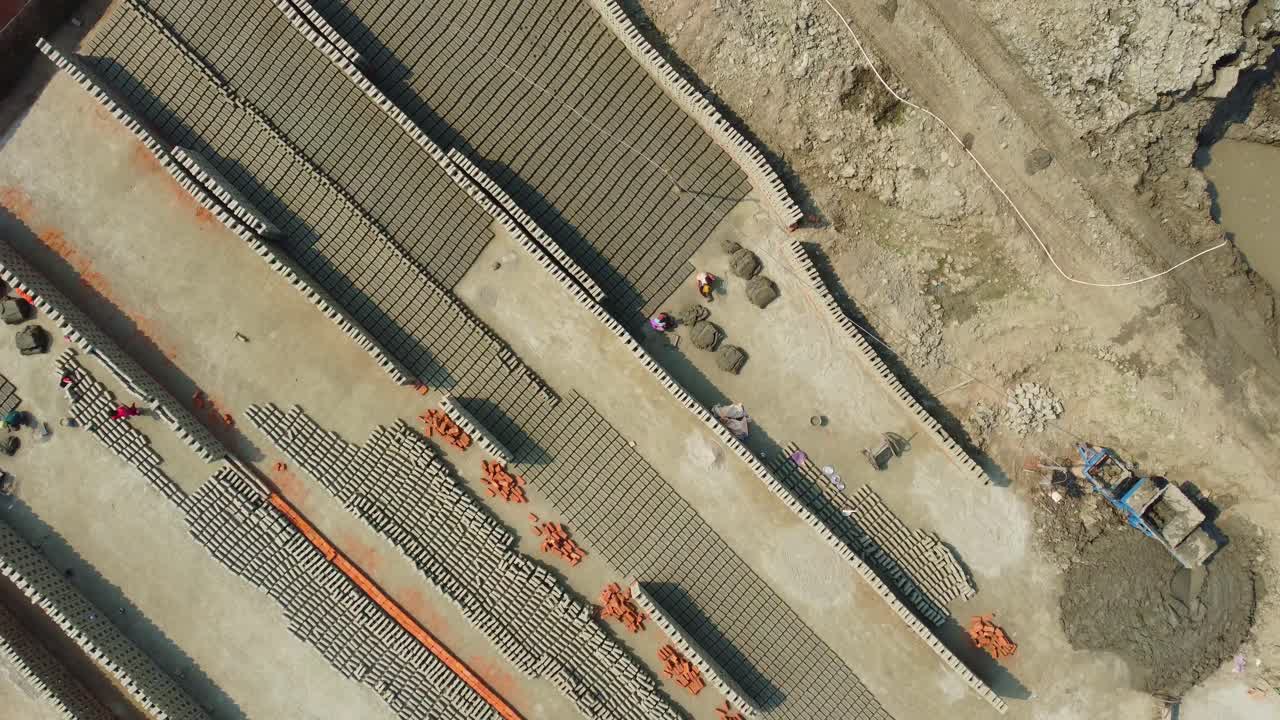 la industria del ladrillo se desarrolló alrededor del suelo aluvial a lo largo del río ganga