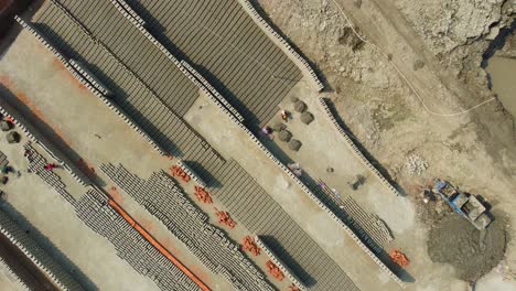 la industria del ladrillo se desarrolló alrededor del suelo aluvial a lo largo del río ganga