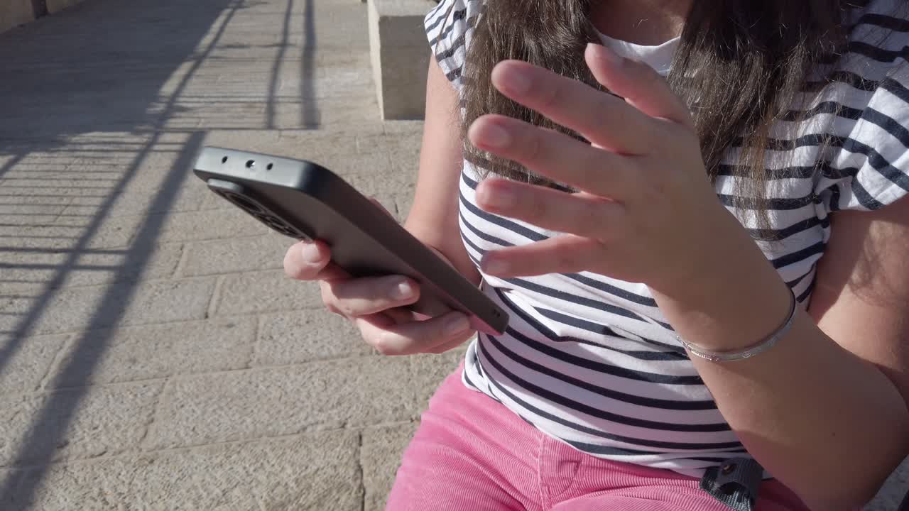 mujer usando teléfono inteligente al aire libre