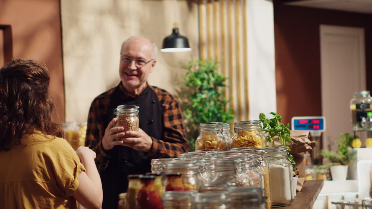 vendedor ayudando a los clientes con las compras