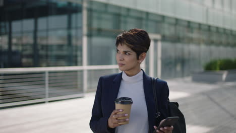 retrato de una atractiva mujer de negocios profesional líder que usa teléfonos inteligentes tecnología móvil comprobando mensajes navegando en redes