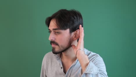 tratando de oír