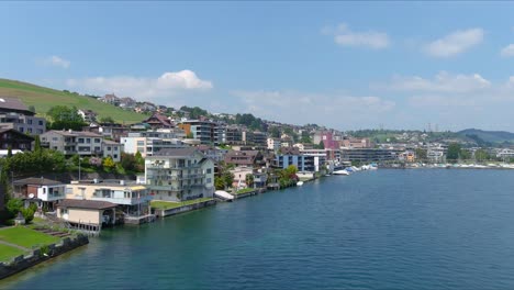 kussnacht flyover: movimiento sobre el pintoresco valle de agua y el pueblo en las montañas de los alpes, suiza, europa, avión no tripulado | dramático acercamiento cinematográfico de las casas en la ciudad del pueblo a lo largo de un vasto lago y el campo