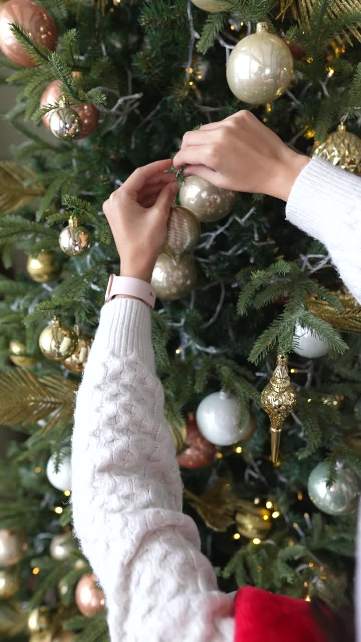 Mujer decorando un árbol de navidad