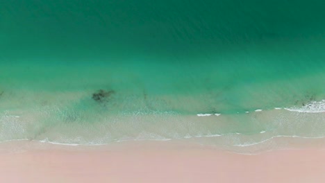 Antena:-Tranquilas-Y-Relajantes-Olas-Bañando-Una-Playa-De-Arena-Blanca-En-Whitsunday,-Australia