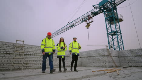 grupo de inspectores de construcción en el sitio de construcción arquitectos mujeres e ingenieros civiles hombres