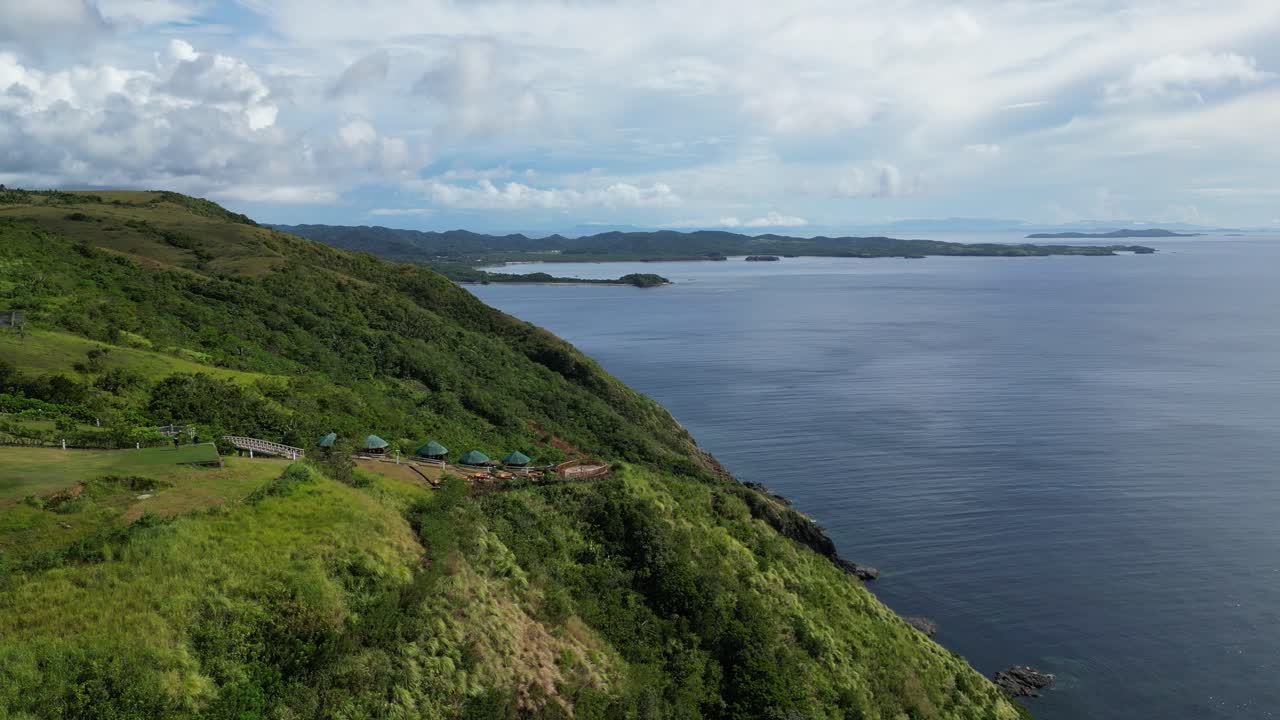 colinas verdes y el océano en pandan, catanduanes, filipinas - toma aérea de un dron