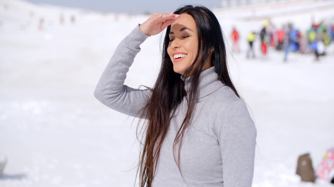 una hermosa joven sonriente en una estación de esquí