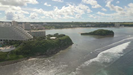 dron panorámico sobre oka point y los resorts en la isla de guam