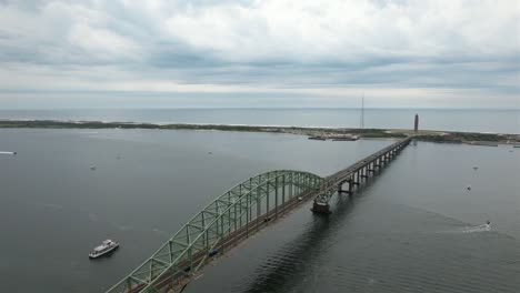 una vista aérea del puente de entrada de la isla de fuego durante una mañana nublada con aguas tranquilas