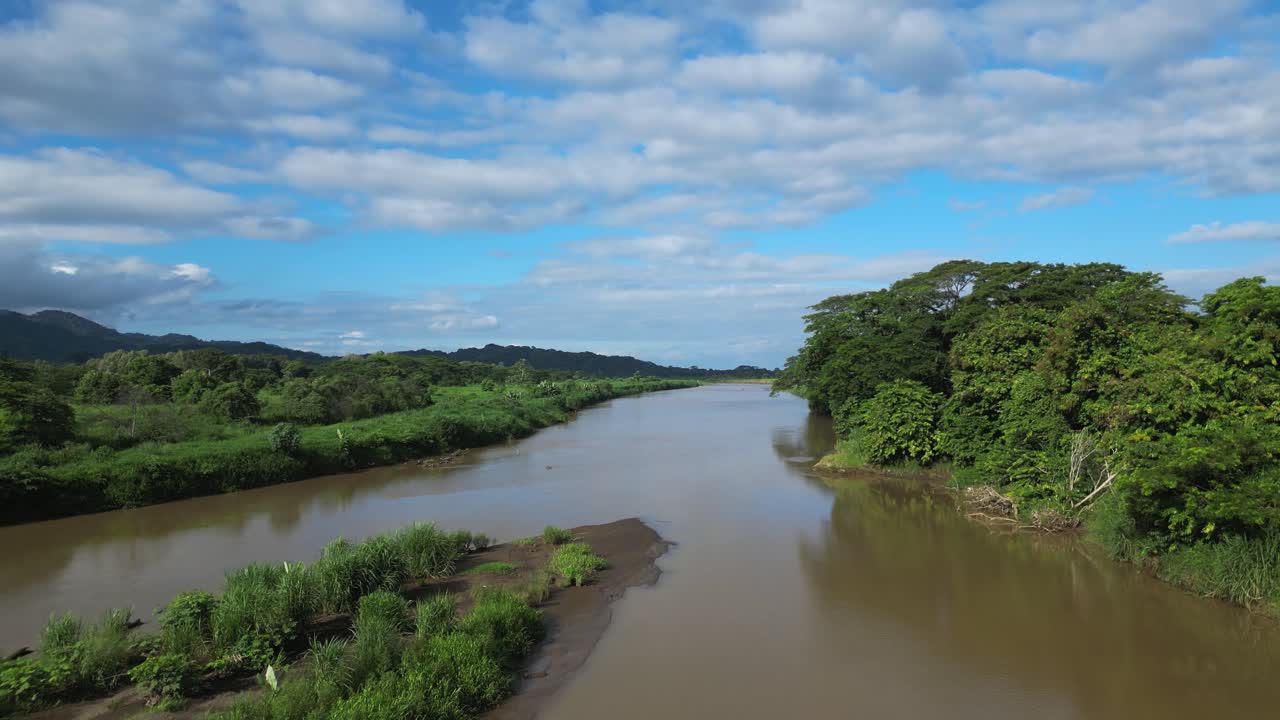 fotografía de avión no tripulado del río tarcoles en costa rica