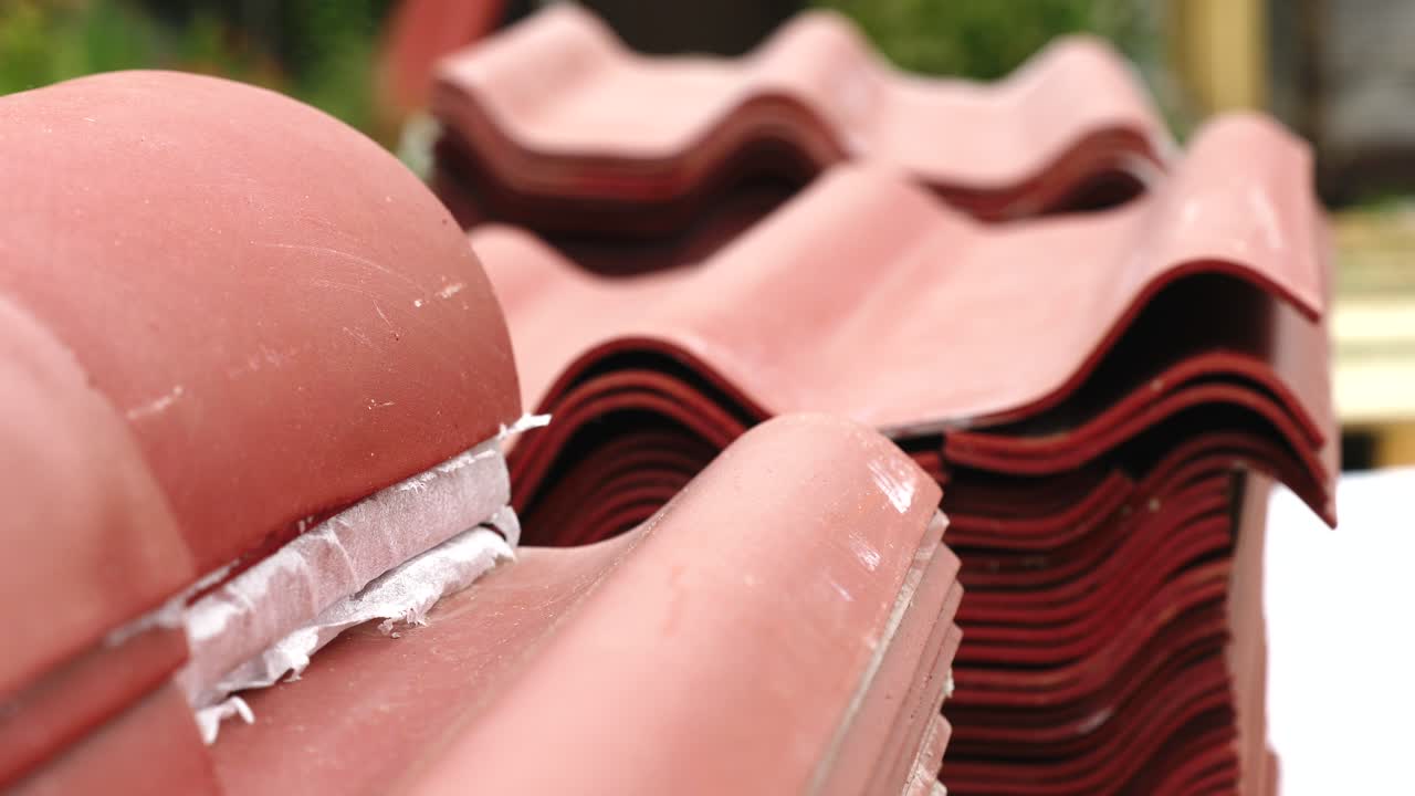 azulejos de techo ondulados rojos apilados