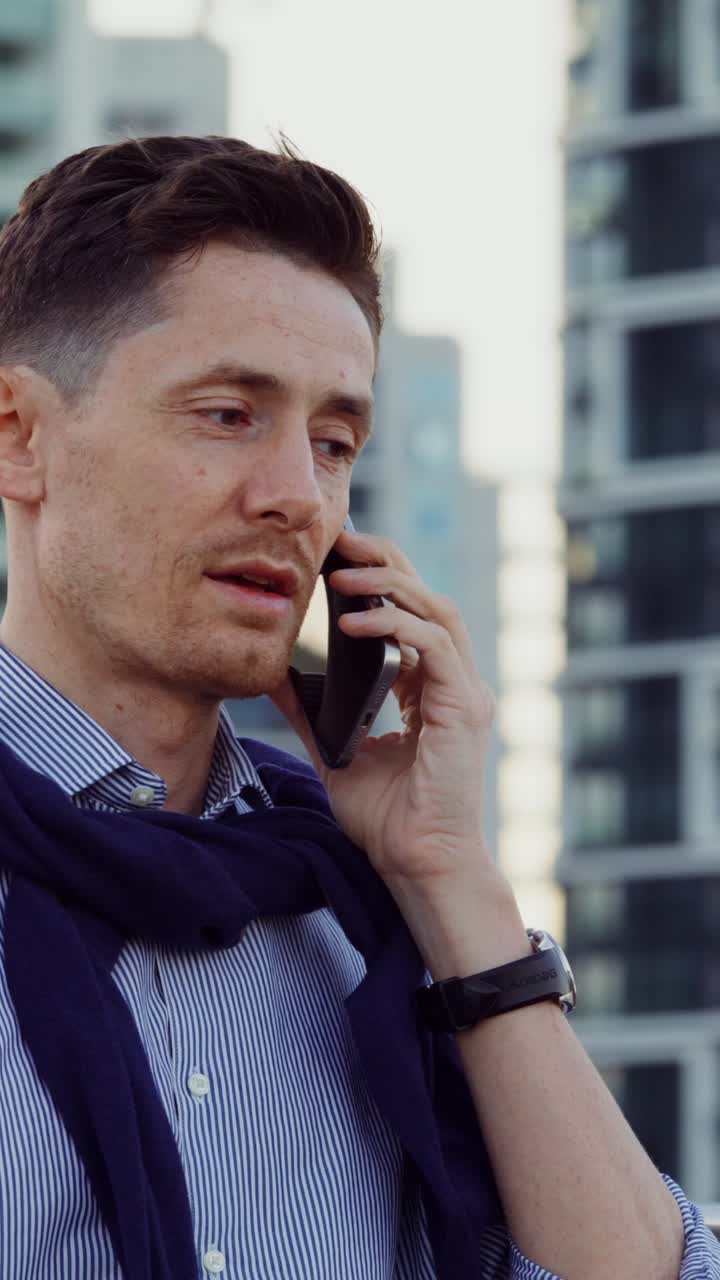 도시에서 전화하는 남자