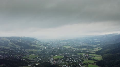 vista aérea de la aldea del valle de las montañas