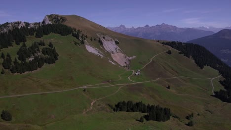 Paisaje-Aéreo-Vuelo-Sobre-Montaña,-Bec-Du-Corbeau,-Suiza