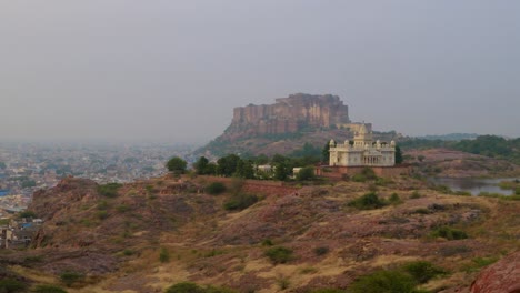 El-Fuerte-De-Jaisalmer-Está-Situado-En-La-Ciudad-De-Jaisalmer,-En-El-Estado-Indio-De-Rajasthan.-Se-Cree-Que-Es-Uno-De-Los-Pocos-Fuertes-Vivientes-Del-Mundo.