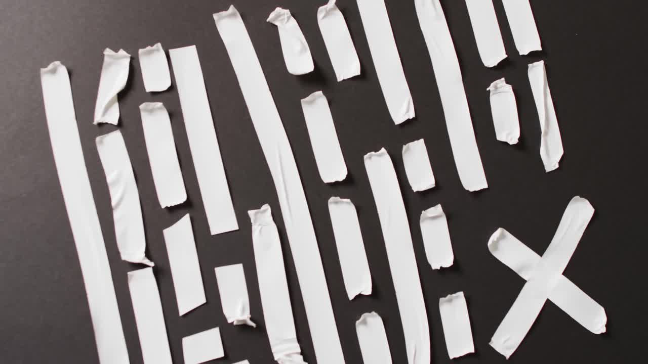 검은 바탕에 여러 개의  ⁇  테이프 조각의 클로즈업 비디오