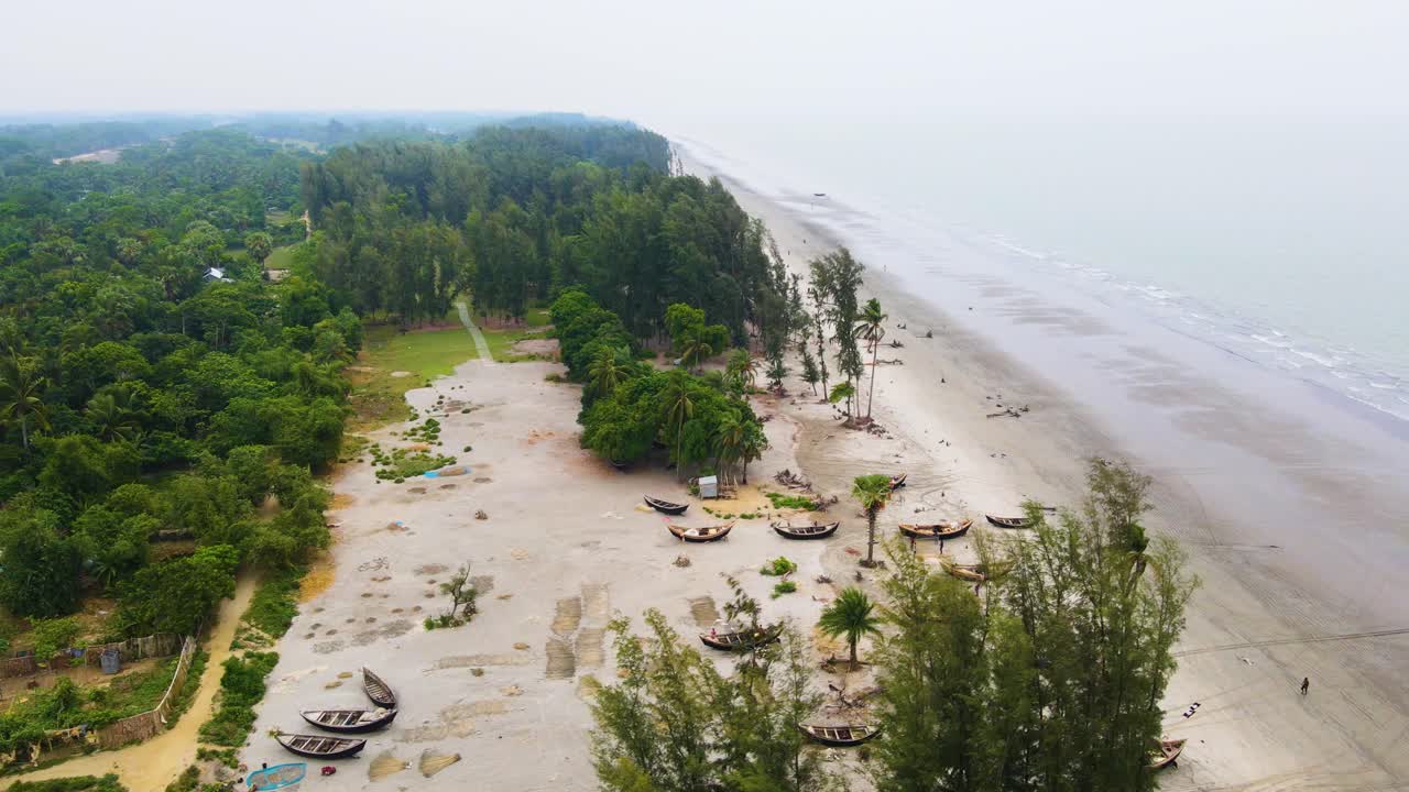 una mañana tranquila en una playa con barcos al lado de la aldea de pescadores