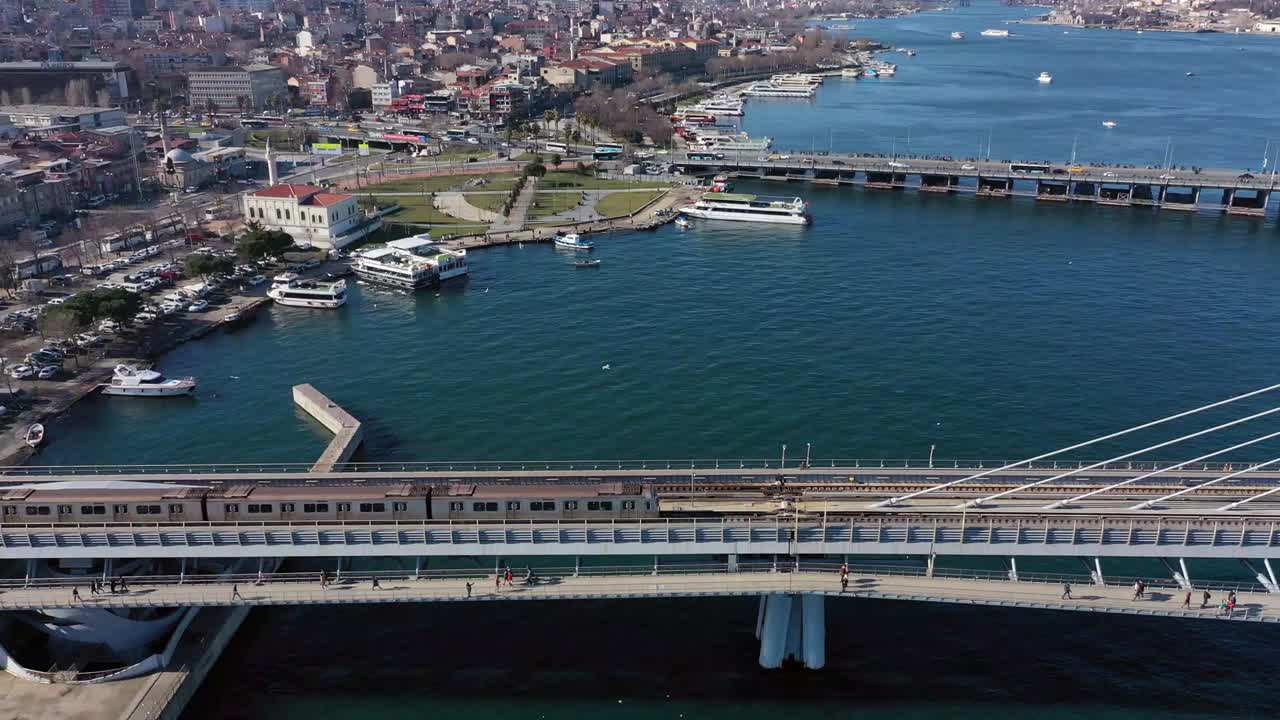 에어리얼 뷰 스 비디오 유럽, 골든 호른-이스탄불, 이스탄불, 터키-중동, 4k 해상도 이스탄불의 중심, 다리와 자동차 교차로에 열차가 있는 도시