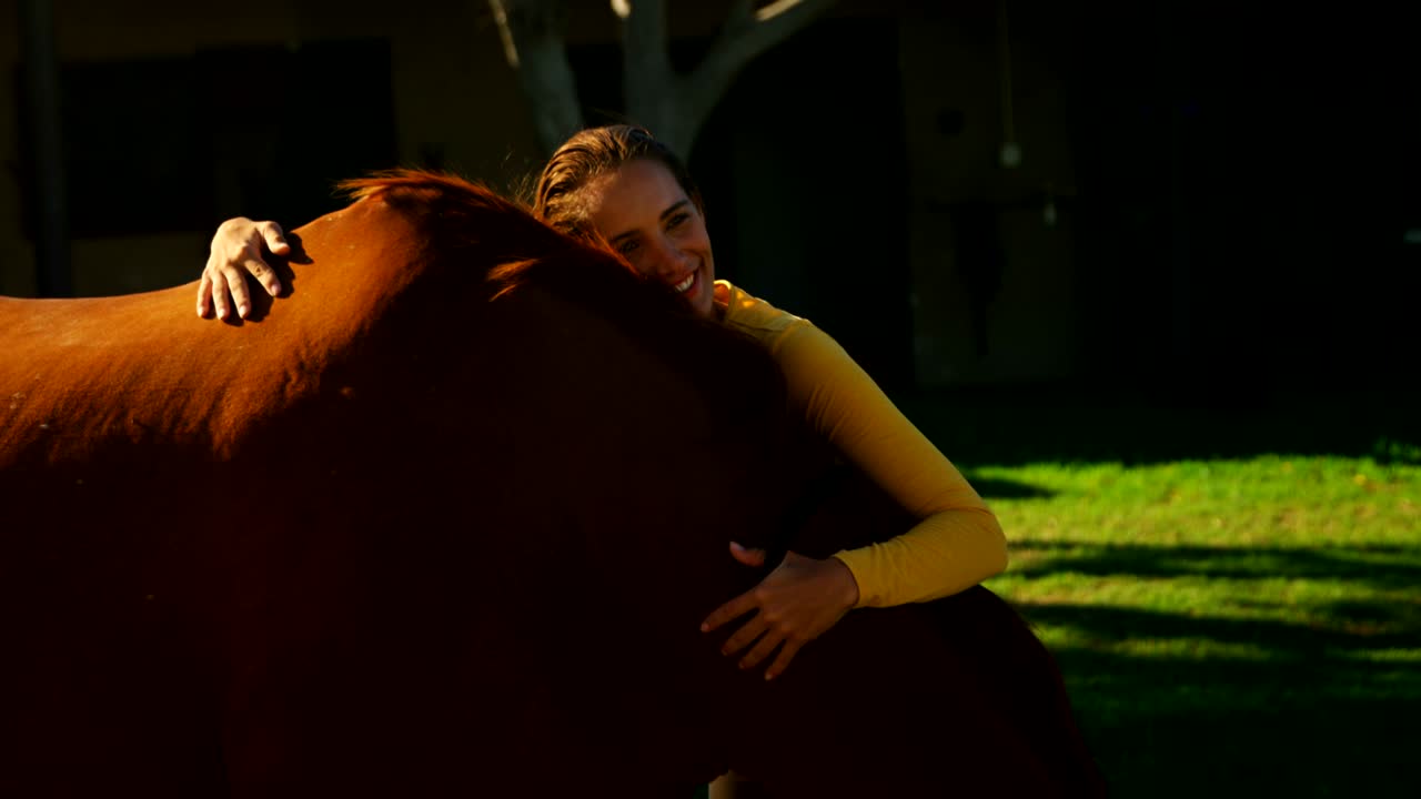 médico veterinario de pie con el caballo 4k