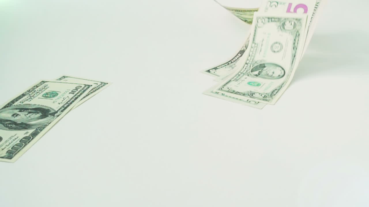 Banconote di dollari in caduta. Al rallentatore. Riprese di denaro.