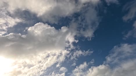 el cielo nublado