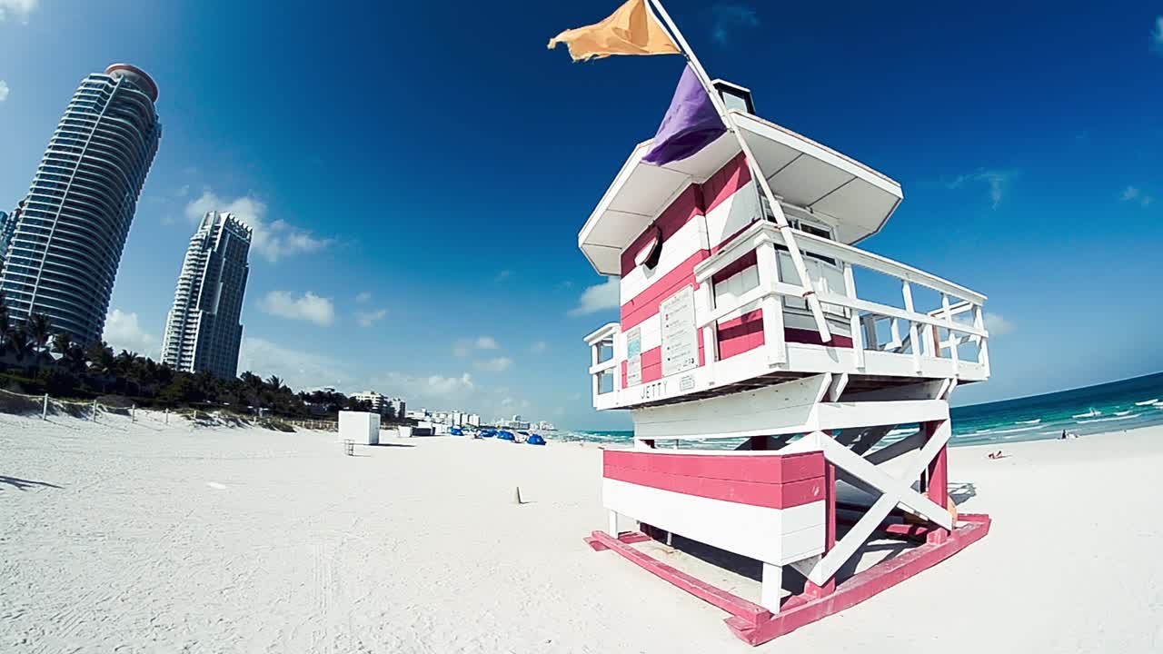 마이애미 해변에 있는 구명병 집, 바람에 날아다니는 발과 함께