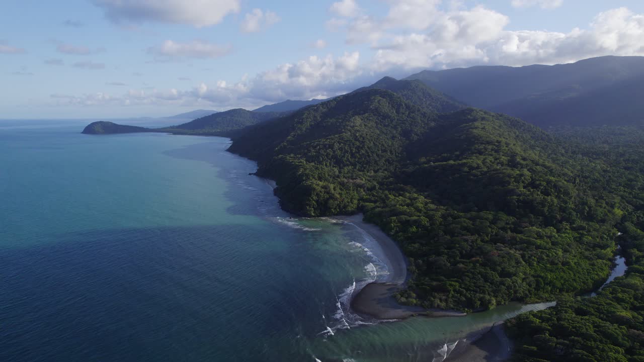 panorama del parque nacional daintree con montañas tropicales en cabo tribulación, norte de queensland, australia