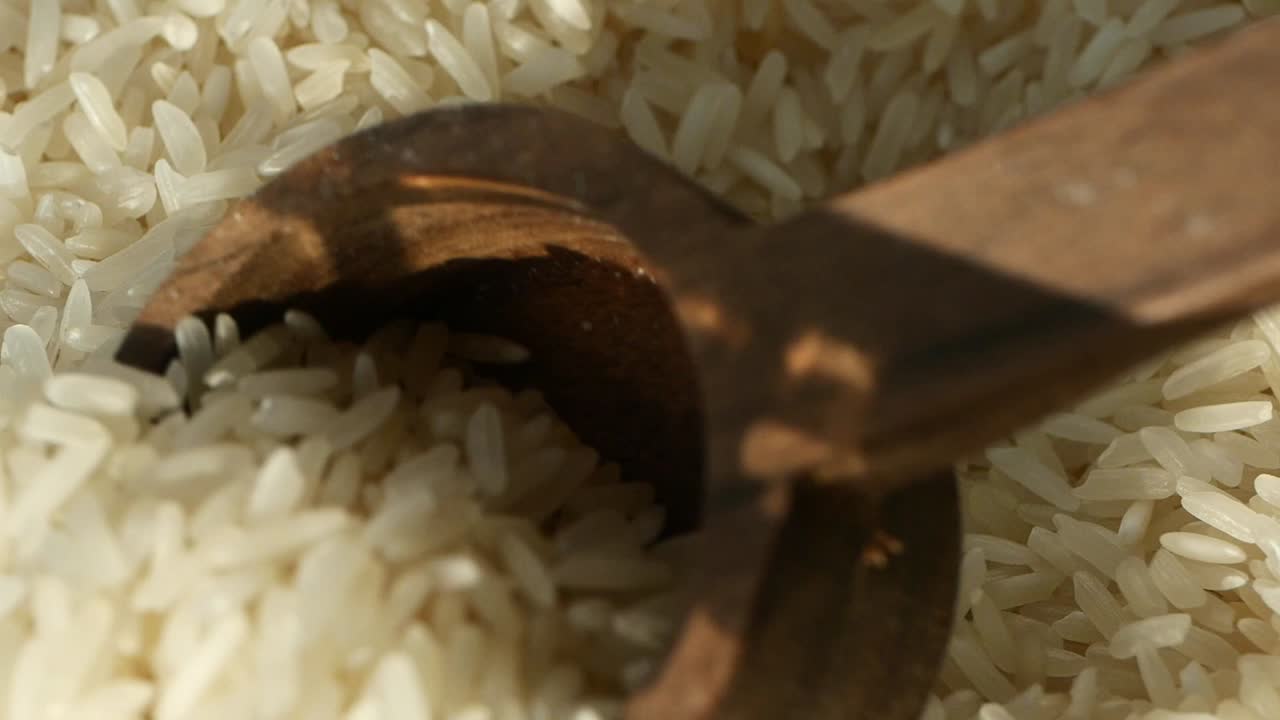 primer plano de arroz y cuchara de madera