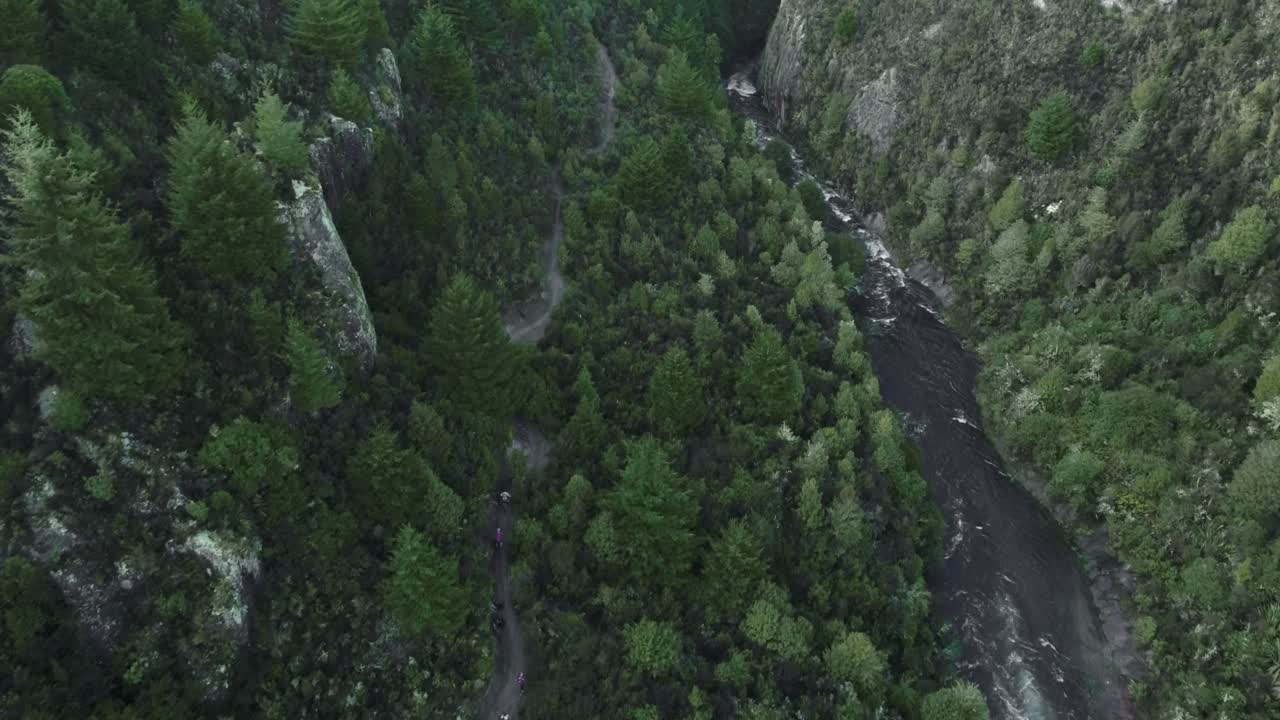 hermoso sendero para bicicletas de montaña a través del valle natural, tres personas montando mtb