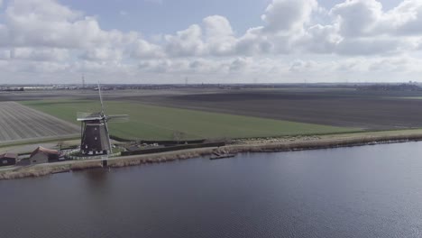 toma de drones de molino de viento holandés y tierras de cultivo