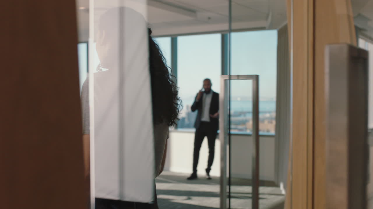 mujer de negocios atractiva caminando por la oficina sosteniendo una tableta disfrutando de una exitosa carrera de liderazgo en el lugar de trabajo corporativo