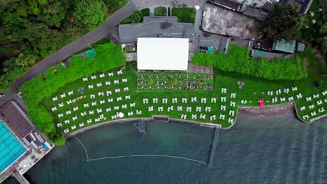 위에서 아래로 내려가는 giulietta al lago 레스토랑 알프레스코 식사, 코모 호수