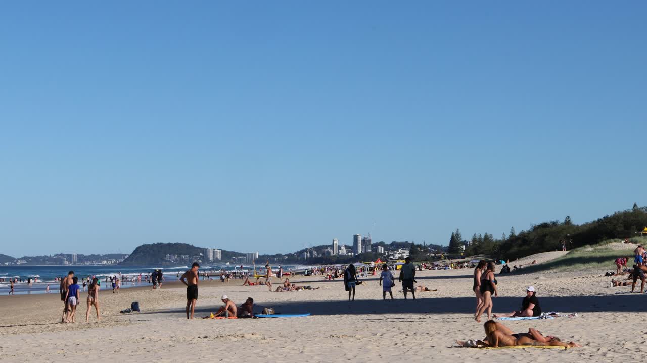 은 날 해변을 즐기는 사람들