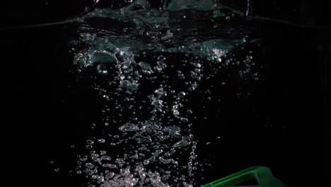 disco duro hundido bajo el agua en cámara lenta
