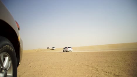 coches conduciendo a través del paisaje desértico