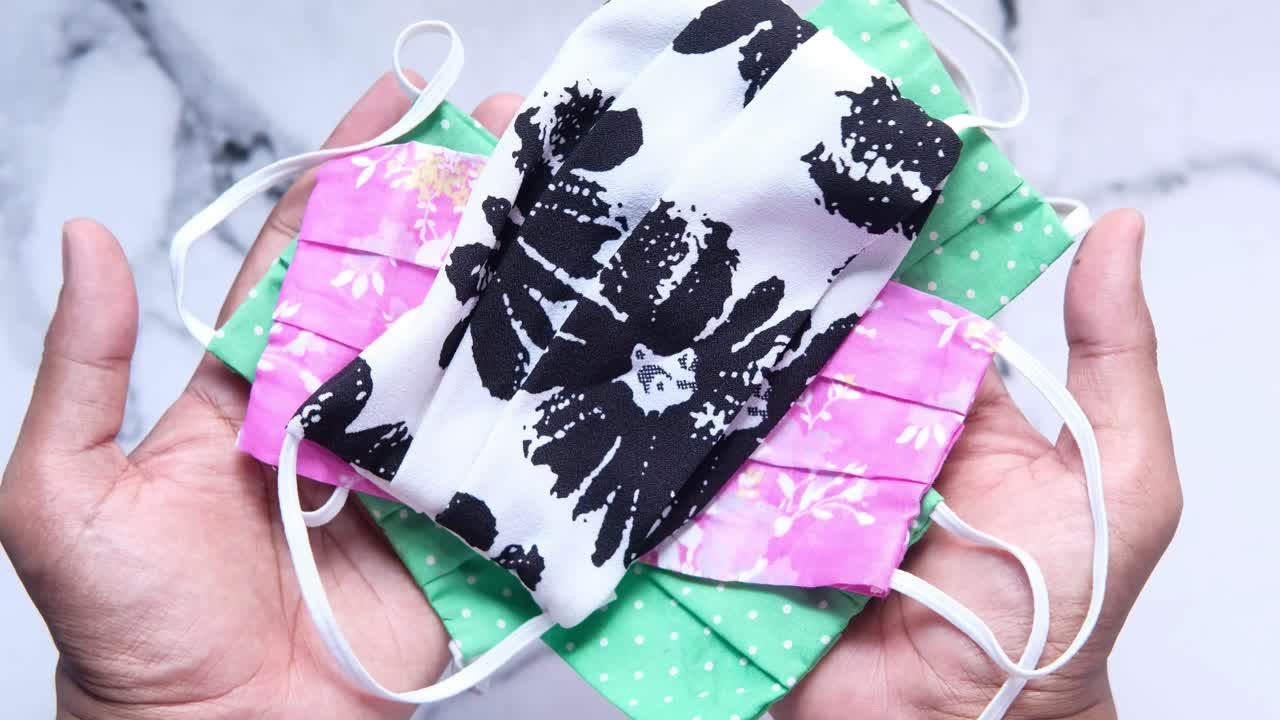 다채로운 직물 얼굴 마스크 컬렉션