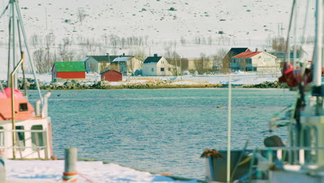 Filmische-Aufnahme-Von-Häusern-Mit-Weichem-Fokus-Boote-Im-Vordergrund,-Tromvik