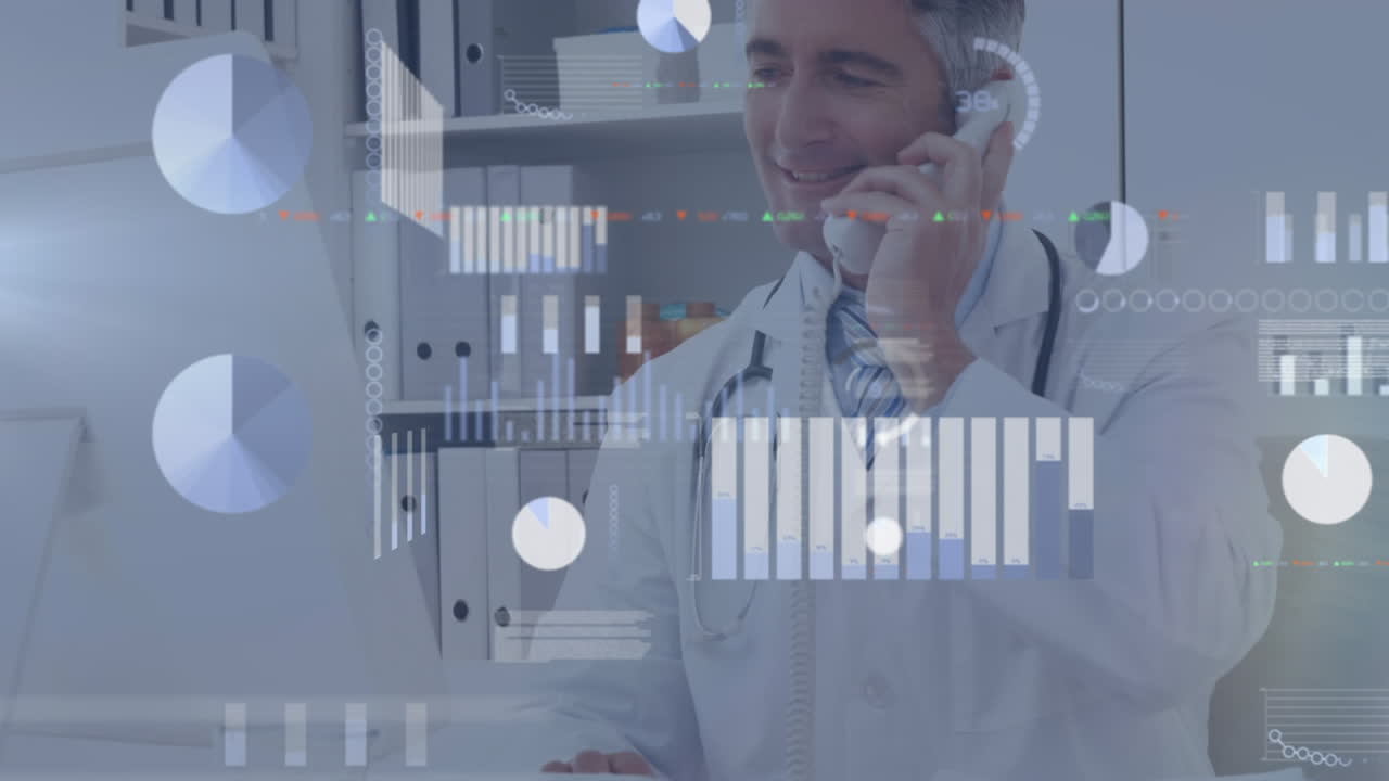 animación del procesamiento de datos con un hombre en el teléfono en el fondo