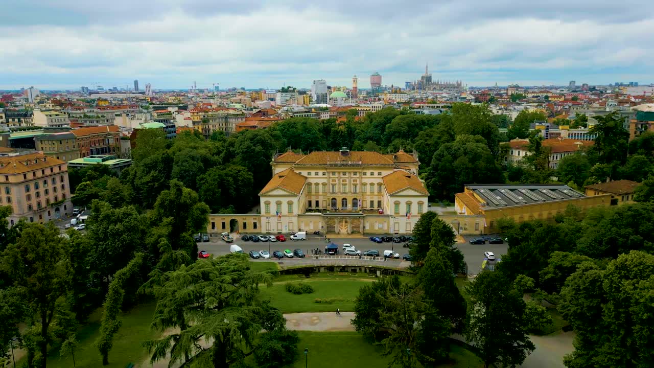 이탈리아 밀라노 시내에 있는 galleria d'arte moderna와 indro montanelli garden park의 4k 항공 드론 영상.