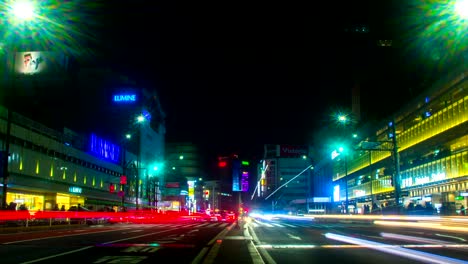 lapso nocturno cerca de la estación en shinjuku lado sur de ángulo bajo zoom en