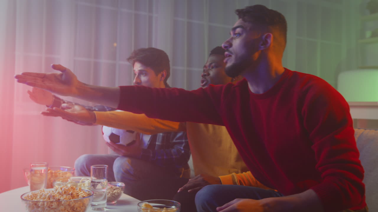amigos viendo un partido de fútbol.