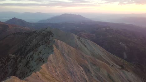 Hermoso-Amanecer-Puesta-De-Sol-Sobre-El-Monte-Nebo-Utah-Con-Una-Panorámica-Lenta-Sobre-La-Cordillera-Cubierta-De-Luz-Solar-Dorada---Inclinación-Panorámica-De-Camiones-Aéreos